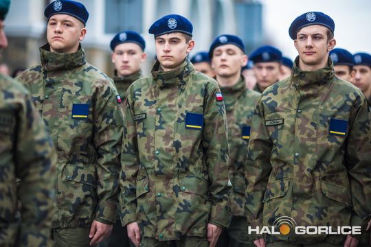 zdjęcie przedstawia osoby podczas uroczystości 11. listopada 2025