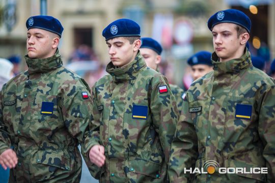 zdjęcie przedstawia osoby podczas uroczystości 11. listopada 2025