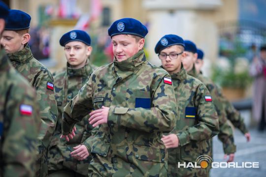 zdjęcie przedstawia osoby podczas uroczystości 11. listopada 2025