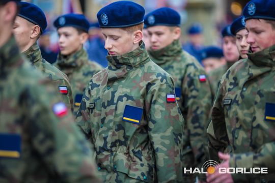 zdjęcie przedstawia osoby podczas uroczystości 11. listopada 2025