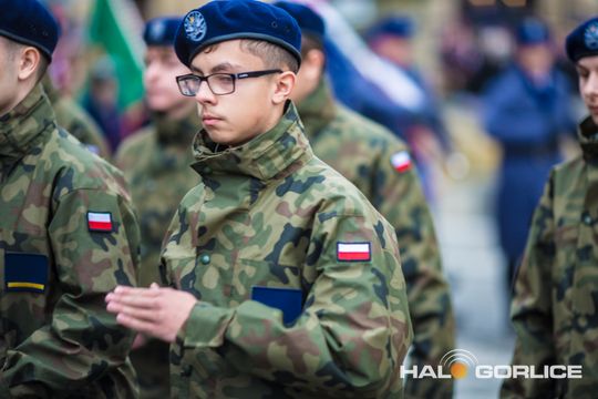 zdjęcie przedstawia osoby podczas uroczystości 11. listopada 2025