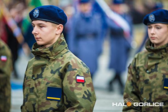 zdjęcie przedstawia osoby podczas uroczystości 11. listopada 2025