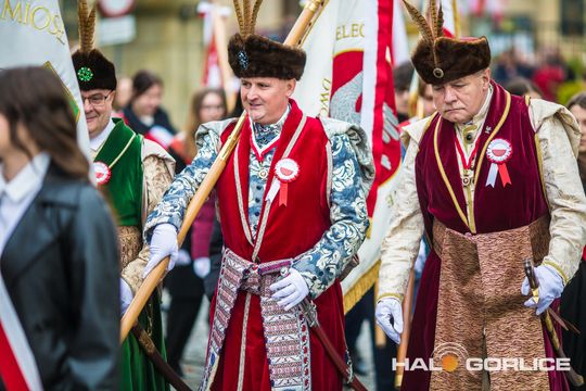 zdjęcie przedstawia osoby podczas uroczystości 11. listopada 2025