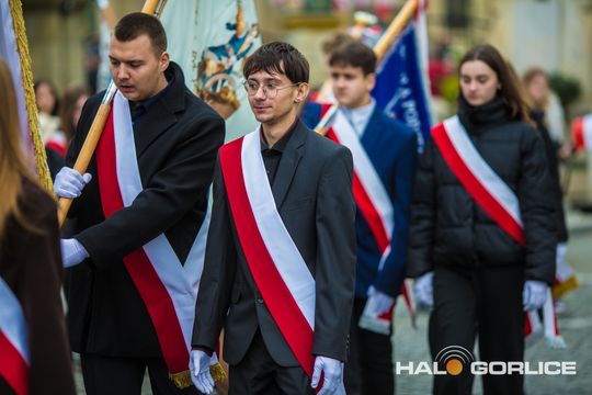 zdjęcie przedstawia osoby podczas uroczystości 11. listopada 2025