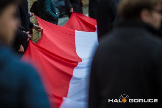 zdjęcie przedstawia osoby podczas uroczystości 11. listopada 2025