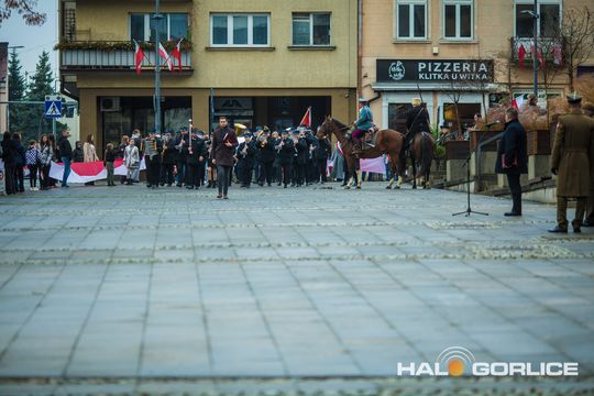 zdjęcie przedstawia osoby podczas uroczystości 11. listopada 2025