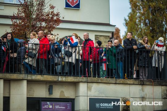 zdjęcie przedstawia osoby podczas uroczystości 11. listopada 2025