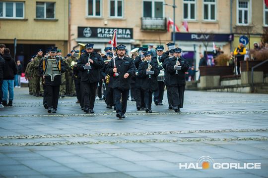 zdjęcie przedstawia osoby podczas uroczystości 11. listopada 2025