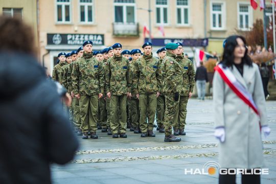 zdjęcie przedstawia osoby podczas uroczystości 11. listopada 2025
