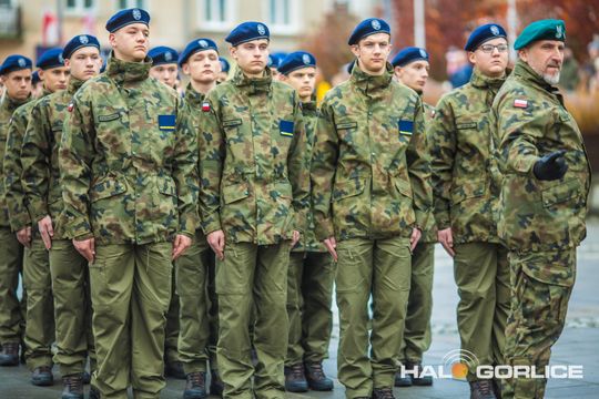 zdjęcie przedstawia osoby podczas uroczystości 11. listopada 2025