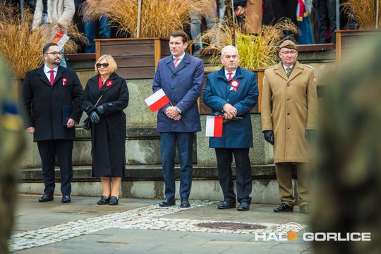 zdjęcie przedstawia osoby podczas uroczystości 11. listopada 2025