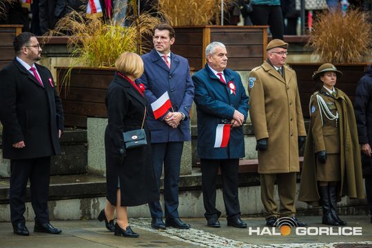 zdjęcie przedstawia osoby podczas uroczystości 11. listopada 2025