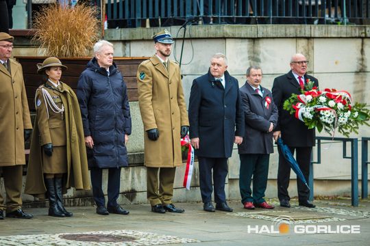 zdjęcie przedstawia osoby podczas uroczystości 11. listopada 2025