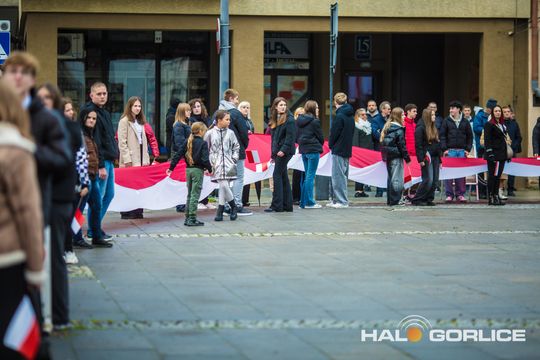 zdjęcie przedstawia osoby podczas uroczystości 11. listopada 2025