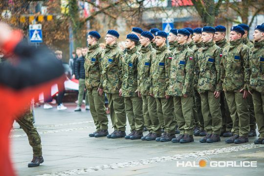 zdjęcie przedstawia osoby podczas uroczystości 11. listopada 2025