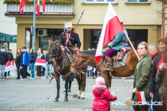 zdjęcie przedstawia osoby podczas uroczystości 11. listopada 2025