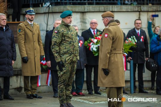 zdjęcie przedstawia osoby podczas uroczystości 11. listopada 2025