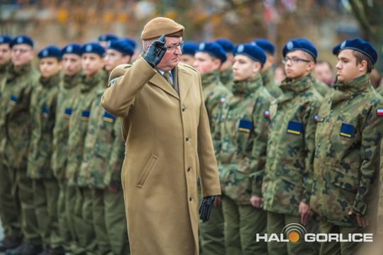 zdjęcie przedstawia osoby podczas uroczystości 11. listopada 2025