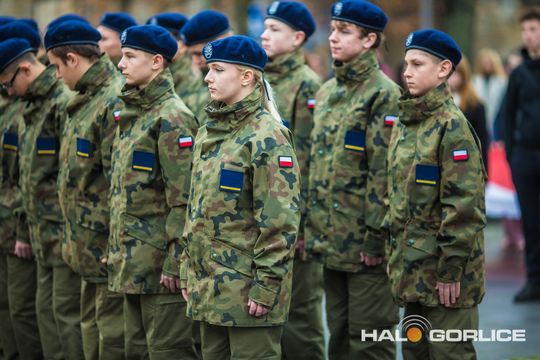 zdjęcie przedstawia osoby podczas uroczystości 11. listopada 2025