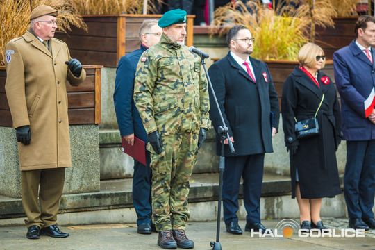 zdjęcie przedstawia osoby podczas uroczystości 11. listopada 2025