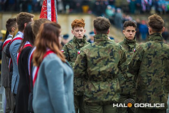 zdjęcie przedstawia osoby podczas uroczystości 11. listopada 2025