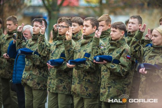 zdjęcie przedstawia osoby podczas uroczystości 11. listopada 2025