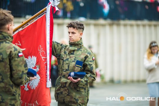 zdjęcie przedstawia osoby podczas uroczystości 11. listopada 2025