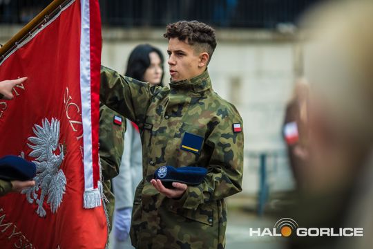 zdjęcie przedstawia osoby podczas uroczystości 11. listopada 2025