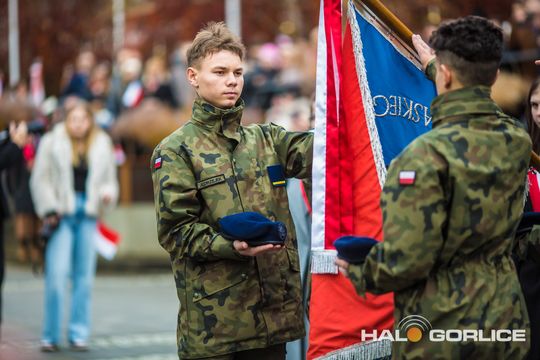 zdjęcie przedstawia osoby podczas uroczystości 11. listopada 2025
