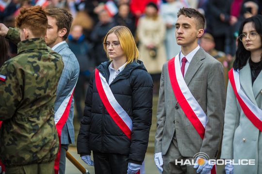 zdjęcie przedstawia osoby podczas uroczystości 11. listopada 2025
