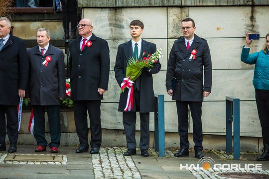 zdjęcie przedstawia osoby podczas uroczystości 11. listopada 2025