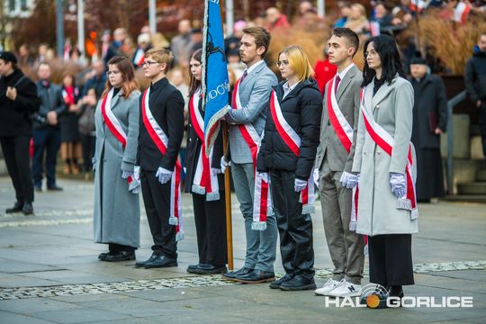 zdjęcie przedstawia osoby podczas uroczystości 11. listopada 2025