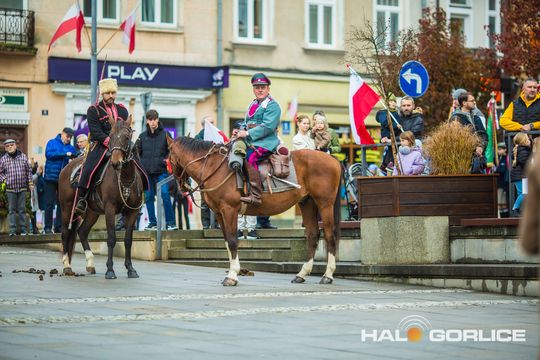 zdjęcie przedstawia osoby podczas uroczystości 11. listopada 2025