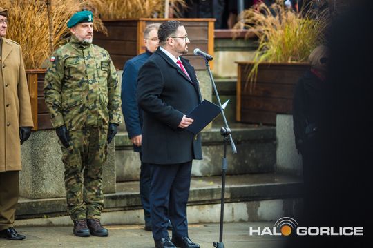 zdjęcie przedstawia osoby podczas uroczystości 11. listopada 2025