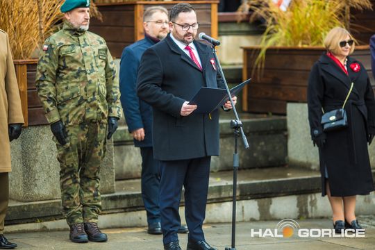 zdjęcie przedstawia osoby podczas uroczystości 11. listopada 2025