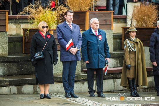 zdjęcie przedstawia osoby podczas uroczystości 11. listopada 2025