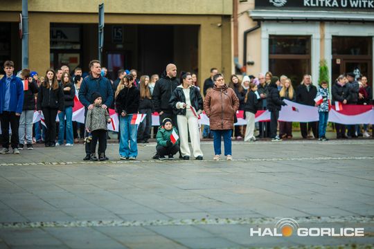 zdjęcie przedstawia osoby podczas uroczystości 11. listopada 2025