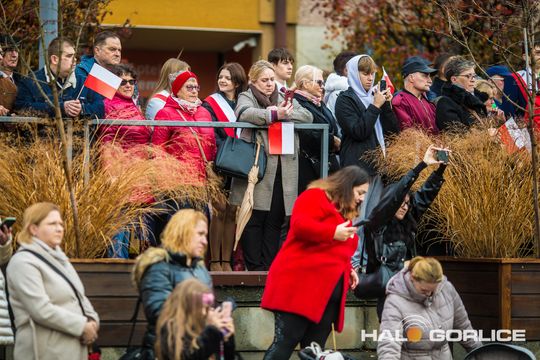 zdjęcie przedstawia osoby podczas uroczystości 11. listopada 2025