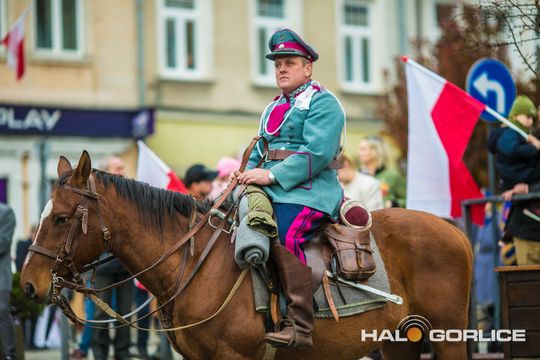 zdjęcie przedstawia osoby podczas uroczystości 11. listopada 2025