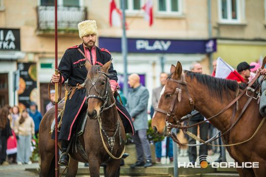 zdjęcie przedstawia osoby podczas uroczystości 11. listopada 2025