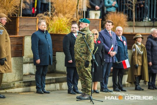 zdjęcie przedstawia osoby podczas uroczystości 11. listopada 2025