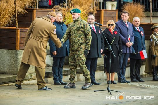 zdjęcie przedstawia osoby podczas uroczystości 11. listopada 2025