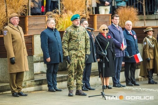 zdjęcie przedstawia osoby podczas uroczystości 11. listopada 2025