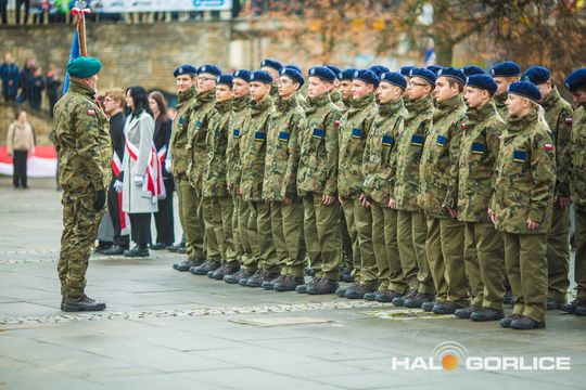 zdjęcie przedstawia osoby podczas uroczystości 11. listopada 2025
