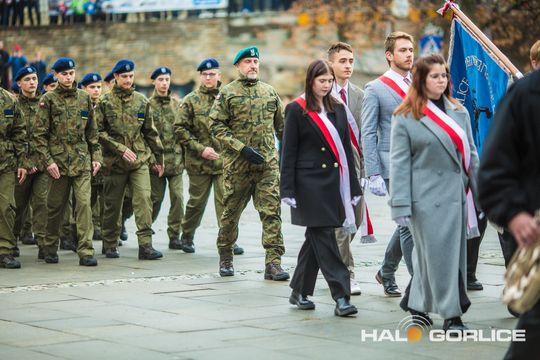 zdjęcie przedstawia osoby podczas uroczystości 11. listopada 2025