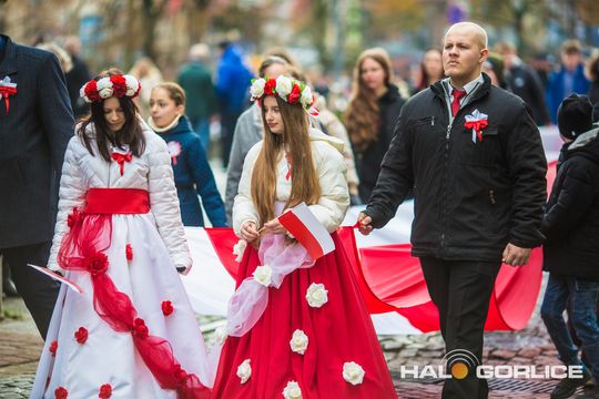 zdjęcie przedstawia osoby podczas uroczystości 11. listopada 2025