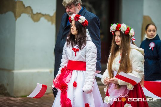 zdjęcie przedstawia osoby podczas uroczystości 11. listopada 2025