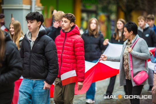 zdjęcie przedstawia osoby podczas uroczystości 11. listopada 2025
