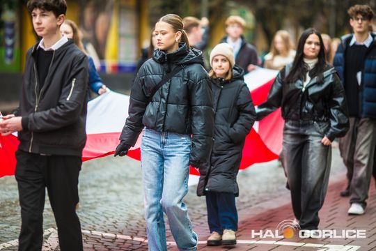 zdjęcie przedstawia osoby podczas uroczystości 11. listopada 2025