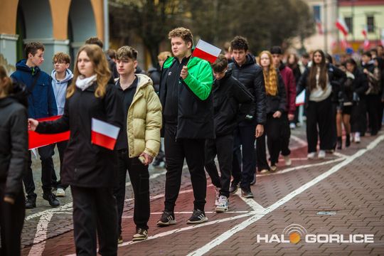 zdjęcie przedstawia osoby podczas uroczystości 11. listopada 2025